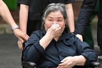 Cô giáo 92 tuổi ngồi xe lăn đến tiễn đưa học trò Nguyễn Phú Trọng