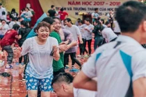 Những hình ảnh phản cảm ném bóng nước ngày chia tay tuổi học trò