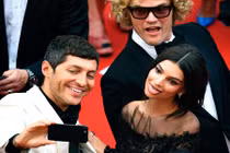 Khoảnh khắc vui nhộn của các sao trên thảm đỏ Cannes 2017