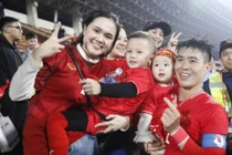 ĐT Việt Nam vô địch AFF Cup, nhan sắc vợ "đội trưởng" chiếm sóng