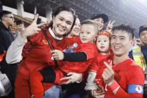 ĐT Việt Nam vô địch AFF Cup, nhan sắc vợ "đội trưởng" chiếm sóng