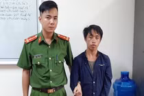 Hàng chục cảnh sát vây bắt nghi phạm cuồng sát vợ