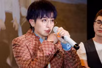 Gil Lê bật khóc nói lý do ít ra sản phẩm, cô độc 