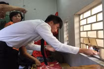 Công Vinh bán vé xem đá bóng như nhân viên chuyên nghiệp