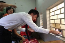 Công Vinh bán vé xem đá bóng như nhân viên chuyên nghiệp