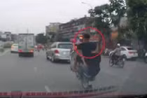 Video: Hai quái xế bốc đầu xe máy, bị ôtô tải quệt văng người