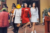 Ăn mặc phản cảm đi chùa đầu năm, Sun Ht bị fan nhắc nhở