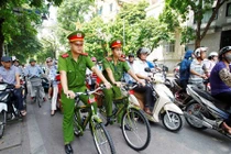 Công an Hà Nội ngày đầu cưỡi xe đạp đi tuần tra