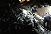 Video: Đưa thi thể nạn nhân ra khỏi hiện trường vụ cháy gần Viện Nhi TW