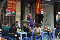 Mùng 2 Tết, hàng ăn vỉa hè Hà Nội tăng giá vẫn đắt khách