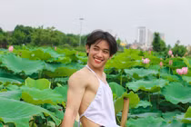 "Cười ngất" nam sinh mặc yếm khoe lưng trần tạo dáng "xinh đẹp" bên hồ sen