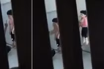 Phẫn nộ clip cha dượng nhẫn tâm bạo hành con riêng của vợ