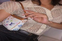 Chi Pu hào hứng khoe túi xách hàng hiệu nhưng bị soi điểm phản cảm này