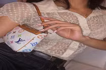 Chi Pu hào hứng khoe túi xách hàng hiệu nhưng bị soi điểm phản cảm này