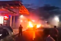 Đà Nẵng: Ô tô bỗng dưng bốc cháy ở sân bay