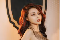 Hết khoe vòng 1, Ngân 98 lại diện áo lưới "hở toang hoác"