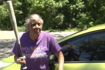 Lẻn vào trộm Ford Fiesta, đạo chích nhận ngay một gậy của cụ bà