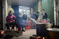 Ấn tượng hình ảnh “trông bánh chưng chờ trời sáng” của người Hà Nội