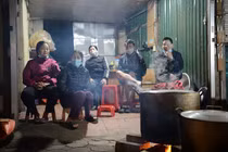 Ấn tượng hình ảnh “trông bánh chưng chờ trời sáng” của người Hà Nội