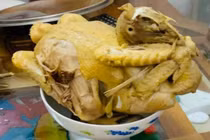 Những pha mổ gà "đi vào lòng người" của hội chị em dịp Tết