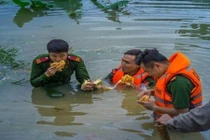 Hình ảnh thấm đượm tình người trong mùa mưa lũ
