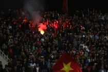 VFF ”ôm tiền” đi nộp phạt vì CĐV đốt pháo sáng ở VL U23 châu Á