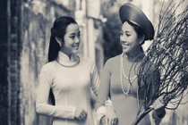 Bộ ảnh chơi Tết đen trắng của hai nữ cảnh sát