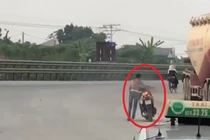 Video người đàn ông bình tĩnh dắt chiếc xe máy đang bốc cháy