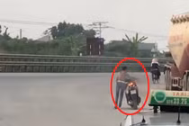 Video người đàn ông bình tĩnh dắt chiếc xe máy đang bốc cháy