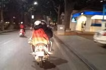 Đang đi xe máy, cặp đôi diễn cảnh nóng khiến dân tình rợn người