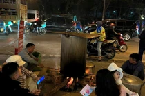 Dân chung cư “lên lửa” luộc bánh chưng, ấm lòng tình làng nghĩa xóm