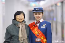 Nữ nhân viên tàu điện Trung Quốc gây sốt vì quá xinh