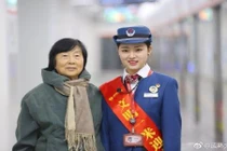 Nữ nhân viên tàu điện Trung Quốc gây sốt vì quá xinh