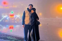 Tranh thủ kì nghỉ, Hà Đức Chinh cùng vợ "phát cẩu lương" cho netizen