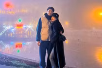 Tranh thủ kì nghỉ, Hà Đức Chinh cùng vợ "phát cẩu lương" cho netizen