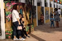 Lạ kỳ Thủ đô: Quý cô bất chấp nguy hiểm, tạo dáng bên tử thần