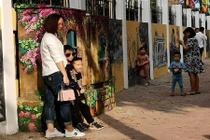 Lạ kỳ Thủ đô: Quý cô bất chấp nguy hiểm, tạo dáng bên tử thần