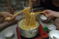 Thảm cảnh sinh viên cuối tháng: Làm bạn với mì tôm và cơm nguội