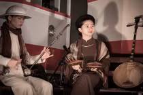 Vẻ đẹp hút hồn của cô gái hát chầu văn phố cổ