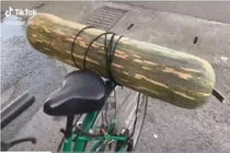 'Hú hồn' chàng trai chở thứ nhìn như quả bom sau xe đạp