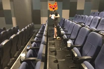 Bị nhắc xả rác trong rạp phim, nam sinh đáp trả khiến nhiều người lắc đầu "ngán ngẩm"