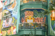 Căn biệt thự trang trí cổ động phòng chống COVID-19 