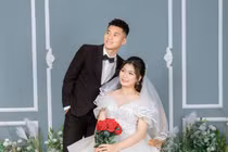 Cầu thủ đội tuyển bóng đá nữ Việt Nam lên xe hoa với đồng nghiệp