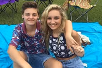 Cặp đôi đồng tính nữ "đẹp như tranh" khiến dân tình ghen tỵ