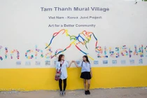 Bạn trẻ rủ nhau tới làng bích họa Việt - Hàn chụp ảnh
