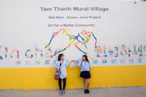 Bạn trẻ rủ nhau tới làng bích họa Việt - Hàn chụp ảnh