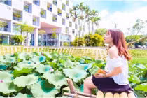 Khám phá hồ sen trong khuôn viên trường đại học 5 sao tại Hà Nội