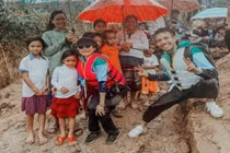 Cứu trợ người dân vùng lũ, đại gia Minh Nhựa nhận "triệu like"