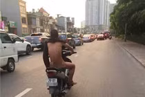 Nắng nóng hơn 40 độ, người đàn ông vẫn vô tư trần truồng chạy xe trên phố