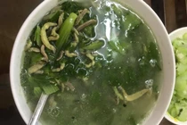 Nổi da gà với vật lạ nổi lềnh bềnh trong bát canh cô gái khoe trên MXH